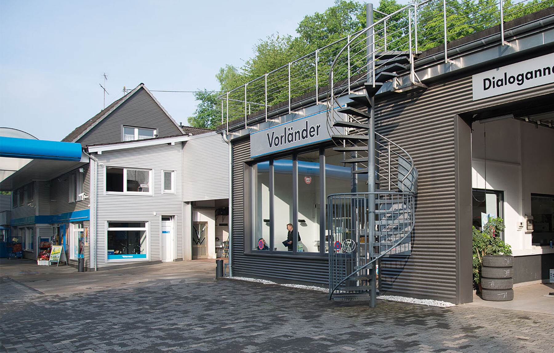 Service, Verkauf, Werkstatt und Tankstelle